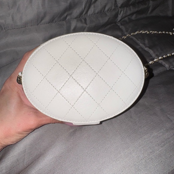 Authentic Chanel White Quilted Vanity Case Bag with Gold Hardware - Picture 7 of 9